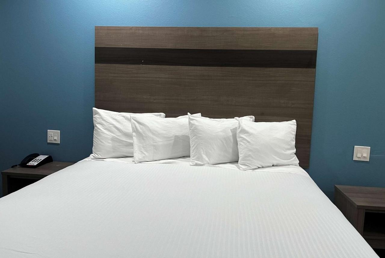 Baymont By Wyndham Freeport Texas Hotel ภายนอก รูปภาพ