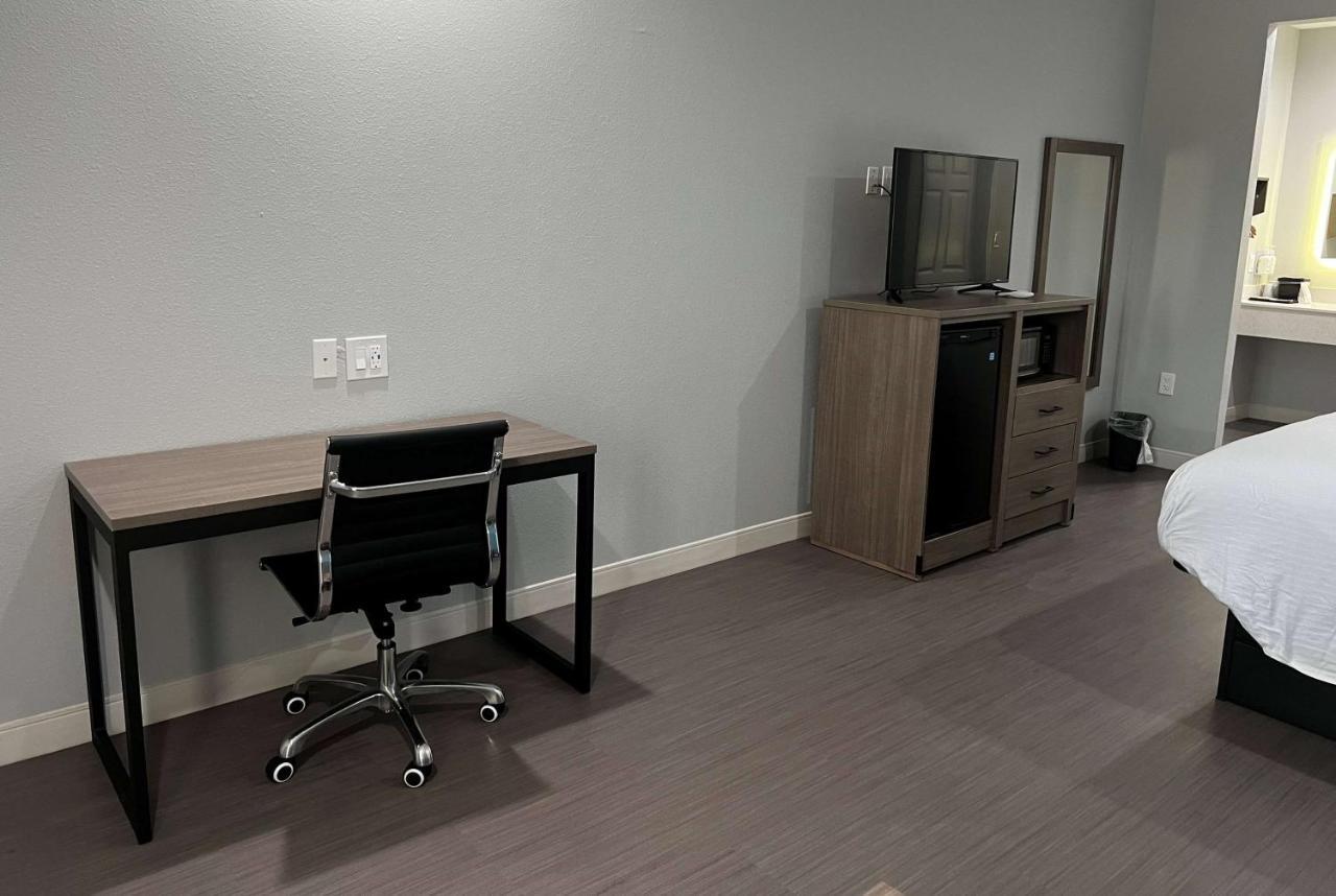 Baymont By Wyndham Freeport Texas Hotel ภายนอก รูปภาพ