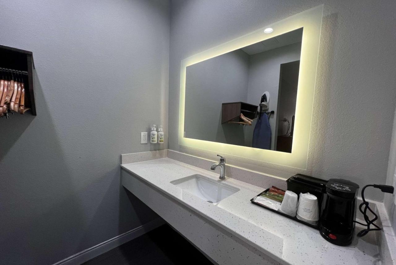 Baymont By Wyndham Freeport Texas Hotel ภายนอก รูปภาพ