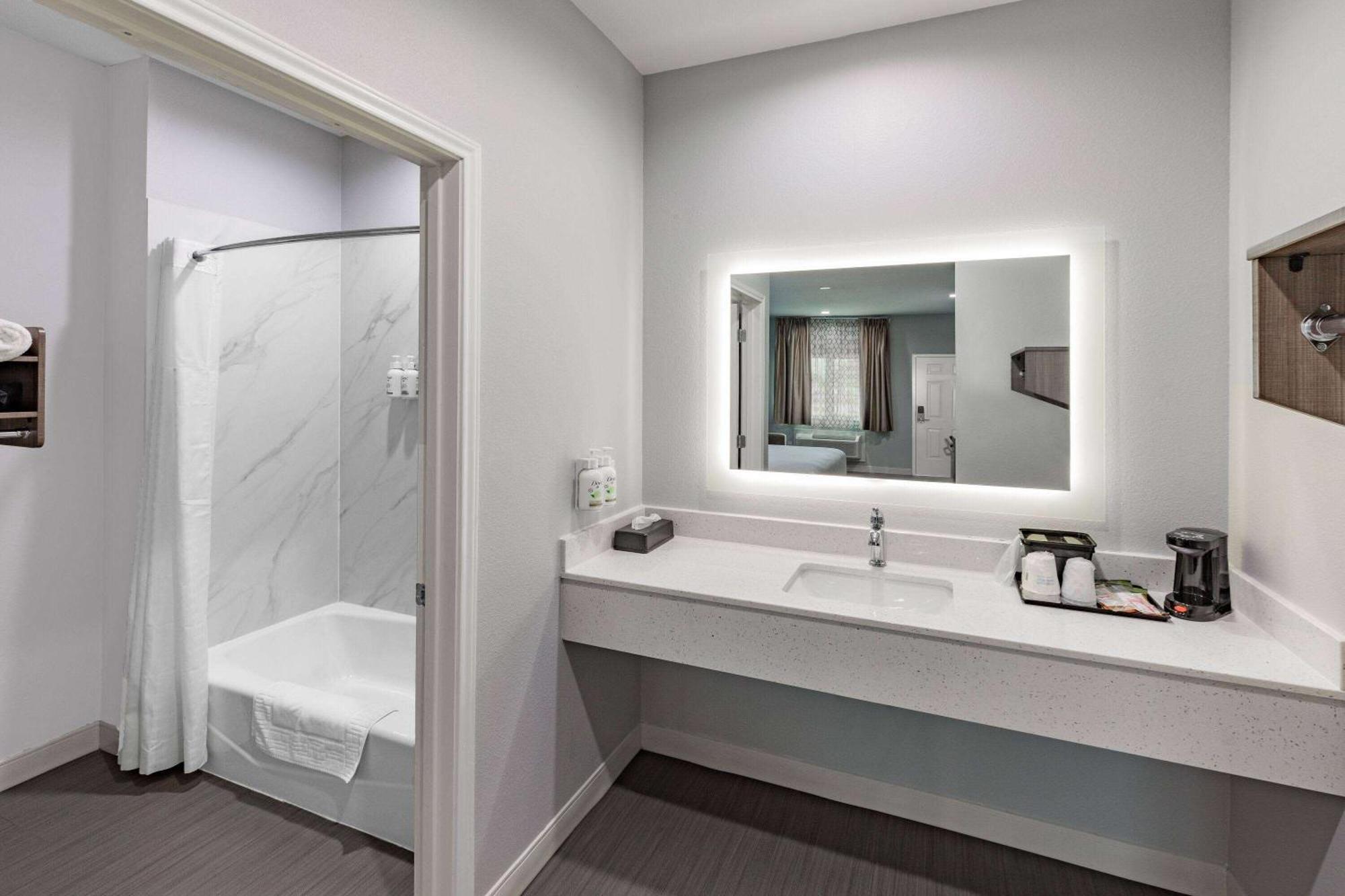 Baymont By Wyndham Freeport Texas Hotel ภายนอก รูปภาพ